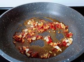 将郫县豆瓣酱炒香。