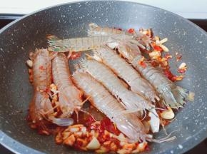 加入皮皮虾翻炒。