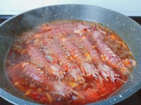 加生抽与料酒，再加一点点水或者啤酒开大火炖一下。