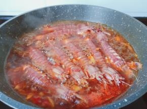 加生抽与料酒，再加一点点水或者啤酒开大火炖一下。