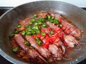 开大火将辣椒圈翻炒均匀。