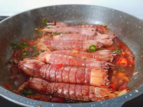 辣椒圈熟了就可以起锅装盘。