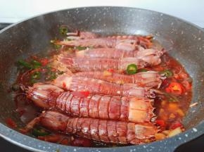 辣椒圈熟了就可以起锅装盘。