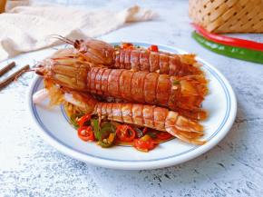  吃皮皮虾用筷子从尾部贴着虾壳插到皮皮虾头位置，左手把壳折开，右手按筷子，两手同时反方向用力，背部整个壳就掀开了。