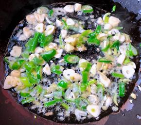 锅中倒入油加热放入葱姜蒜爆香