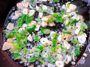 锅中倒入油加热放入葱姜蒜爆香