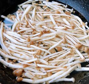 锅中烧开水放入摘好洗净的蟹味菇焯水2分钟即可捞出