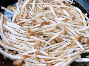 锅中烧开水放入摘好洗净的蟹味菇焯水2分钟即可捞出