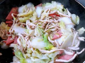 放入蟹味菇翻炒均匀