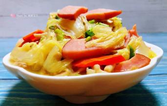 营养丰富的火腿蟹味菇炖白菜装入盘中就大功告成了