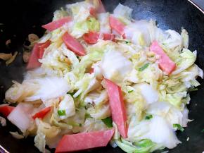 放入白菜片炒出水份