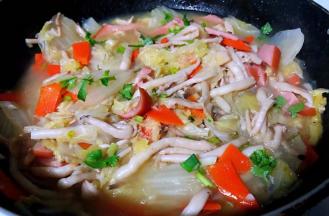 放入盐和味精调味均匀炖至汤汁不多时撒上香菜葱花提鲜即可出锅享用