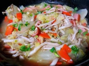 放入盐和味精调味均匀炖至汤汁不多时撒上香菜葱花提鲜即可出锅享用