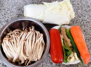 准备原材料白菜、火腿、蟹味菇、胡萝卜、葱、姜、蒜、香菜