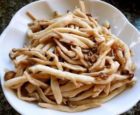 捞出的蟹味菇直接放入冷水中过凉后沥干水份备用