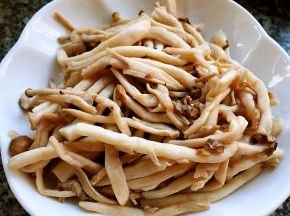 捞出的蟹味菇直接放入冷水中过凉后沥干水份备用