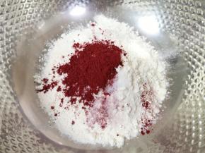 红色面团:中筋面粉中加入盐和红曲粉混合均匀。