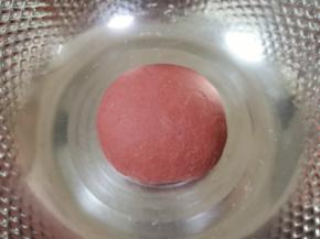 加入温水揉成红色的面团。