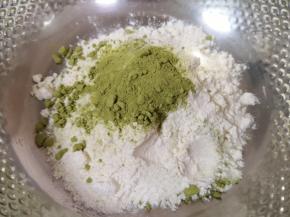 绿色面团:中筋面粉中加入盐和菠菜粉混合均匀。