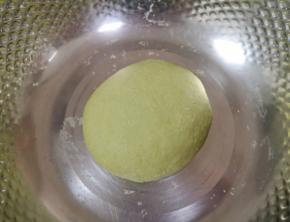 加入温水揉成绿色的面团。