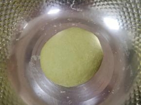 加入温水揉成绿色的面团。