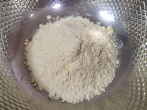 黄色面团:准备好玉米饺子粉，加入温水揉成黄色的面团。