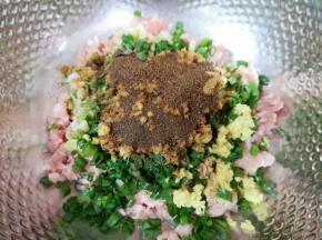 准备好肉馅，小葱切碎，生姜剁成姜末，一起放在肉馅上，放上十三香，炒锅内倒适量的食用油烧热，泼在十三香上面，激出香味，搅拌均匀让肉馅静置一会儿。