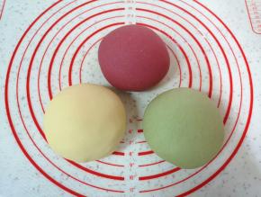 三种颜色的面团饧好之后分别揉光。