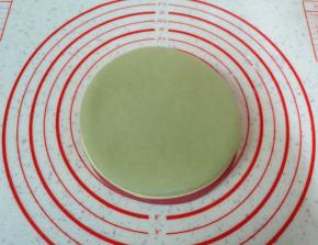 擀成大饼状摞在一起。