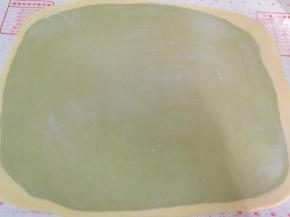 继续擀成一张接近长方形的大面片卷起来。