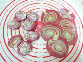 将小剂子压扁，擀成饺子皮。