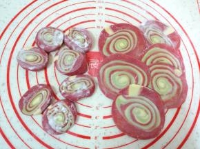 将小剂子压扁，擀成饺子皮。