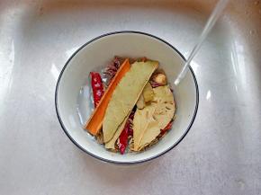 所有香料用清水冲洗一遍。