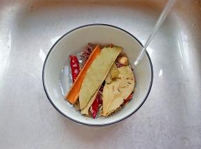 所有香料用清水冲洗一遍。