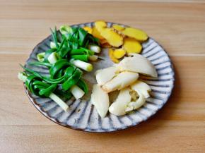 生姜蒜切片放好，葱结。