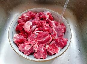 羊蝎子放入清水中浸泡。