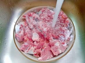 换水再浸泡，反复的浸泡直到洗到水清。