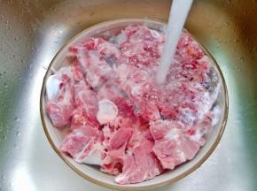 换水再浸泡，反复的浸泡直到洗到水清。