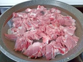 把洗净的羊蝎子放入冷水中。