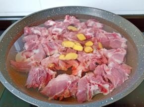 加上生姜片与料酒开大火煮开。