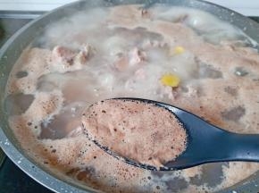 开锅后撇掉汤里的沫子，撇至汤清再煮5分钟。