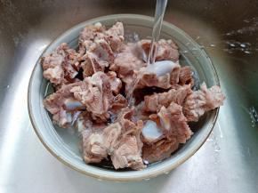 捞出的羊蝎子用清水冲净再控干水分。