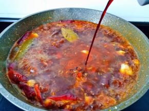 等香料煮开后加生抽，老抽。