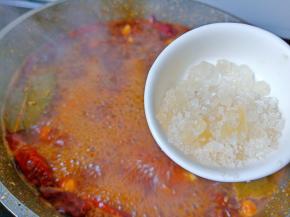 加入冰糖增加羊蝎子的口感。