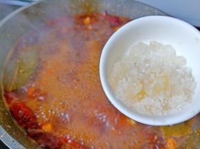 加入冰糖增加羊蝎子的口感。