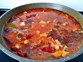 此时放羊蝎子开大火煮开。