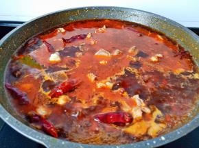 此时放羊蝎子开大火煮开。