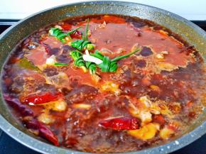 加上葱结，可以多放一点。大火煮开后开中火炖一小时。