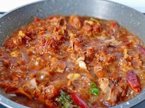 炖到汤汁差不多，开大火收汁。