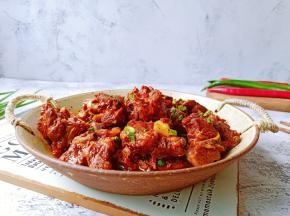 一顿美味可口、辣劲十足的麻辣羊蝎子就上桌可以享用了！